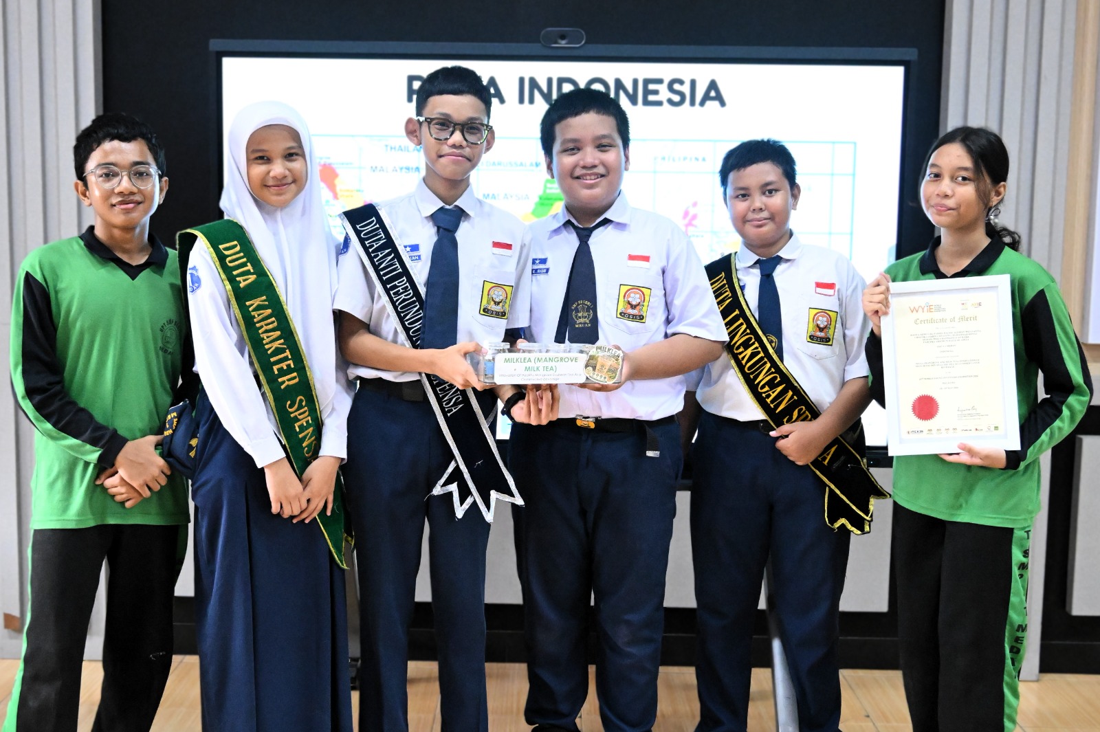 Belajar STEM dari Lingkungan, Murid SMP Negeri 1 Medan Raih Gold Medal di Malaysia